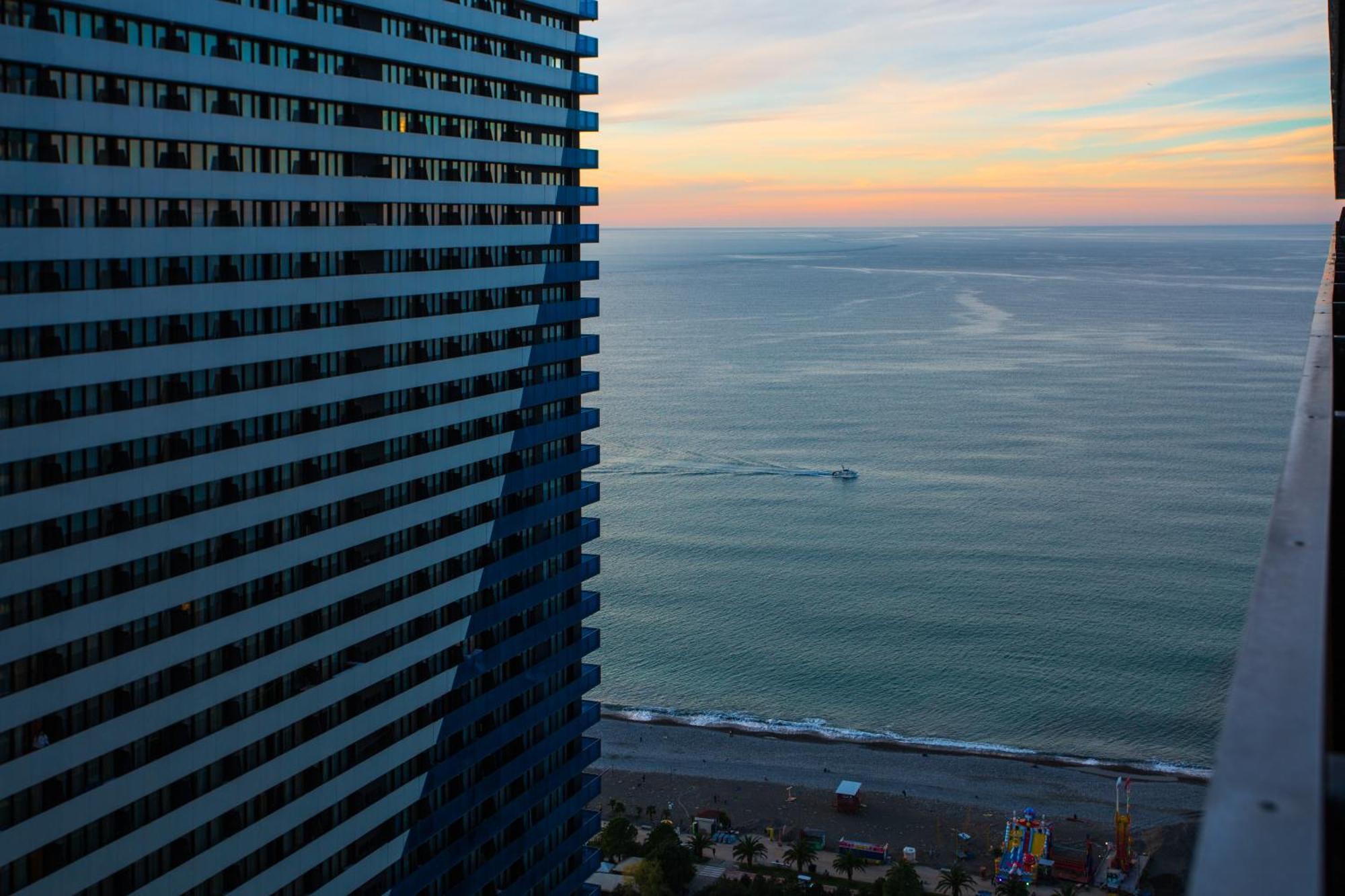 Orbi City Sea View Batoemi Buitenkant foto